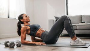 Deze oefeningen voor strakkere billen en buik verbergen een fout die veel mensen op de grond maken