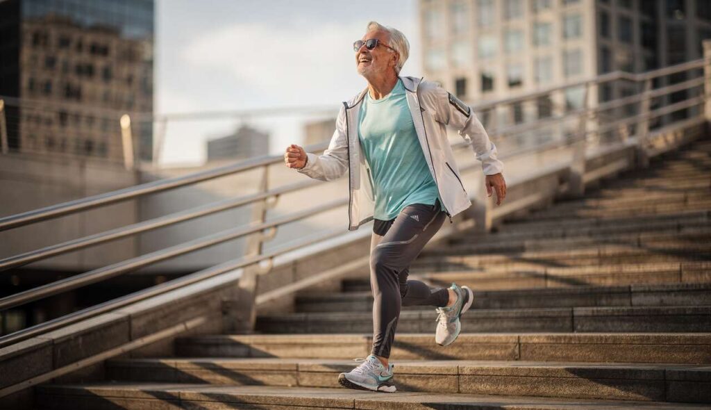 Traplopen vs. wandelen: waarom cardiologen nu traplopen aanraden na je 50e