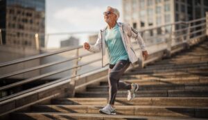 Traplopen vs. wandelen: waarom cardiologen nu traplopen aanraden na je 50e