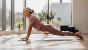 Pilates op de mat na je 55e: deze 3 oefeningen verminderen rugpijn binnen 2 weken