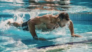 Aqua plank: waarom deze zwembadoefening zo doeltreffend is tegen hardnekkig buikvet