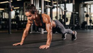 Buikvet: vergeet de plank, de ‘plank walk-out’ is effectiever volgens deze fitnessexpert